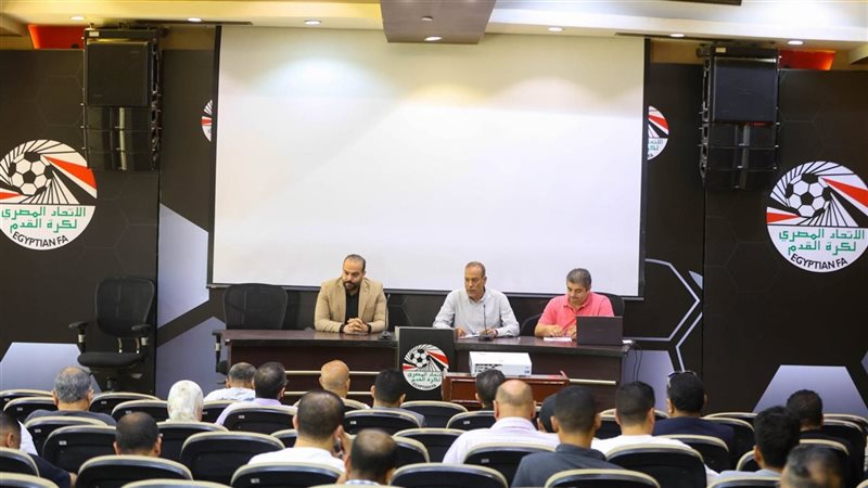 مصطفى عزام يجتمع