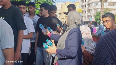 استقبال طلاب الثانوية العامة أمام لجان الفيوم بالورود والشيكولاتة