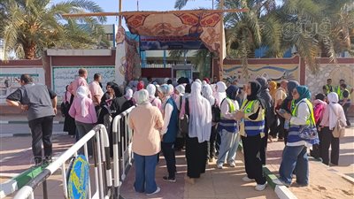 إجراءات تفتيش منظمة أمام لجان الثانوية العامة بالوادي الجديد (صور)
