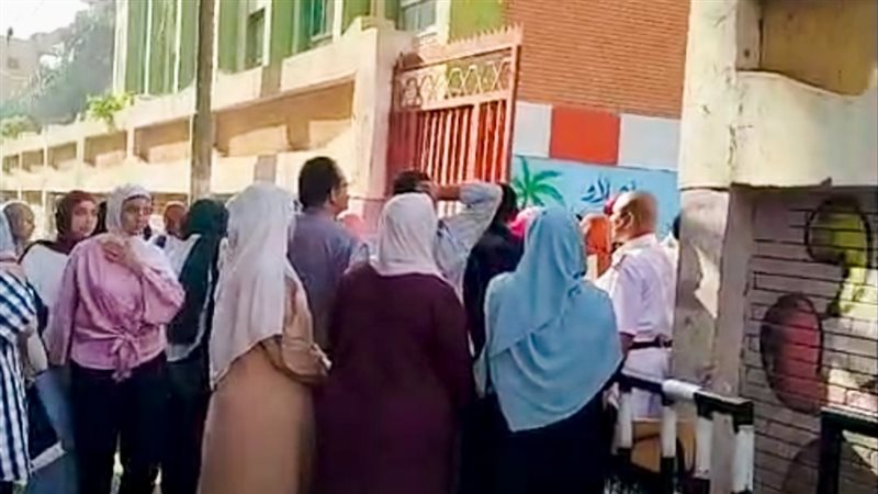 بيراجعوا لحد الباب..