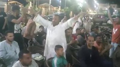 فرحة هستيرية للجماهير المصرية على المقاهي بعد هدفي الفراعنة في شباك نيوزيلندا (فيديو)