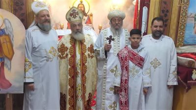 الأنبا يواقيم يدشن أواني مذبح ويرسم قمصا وشمامسة جددا بإسنا