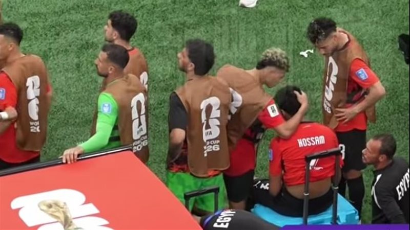 إمام عاشور يقبل رأس