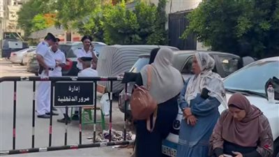 الترقب والقلق يسيطران على أولياء الأمور أمام لجان الثانوية العامة بالدقهلية (صور)