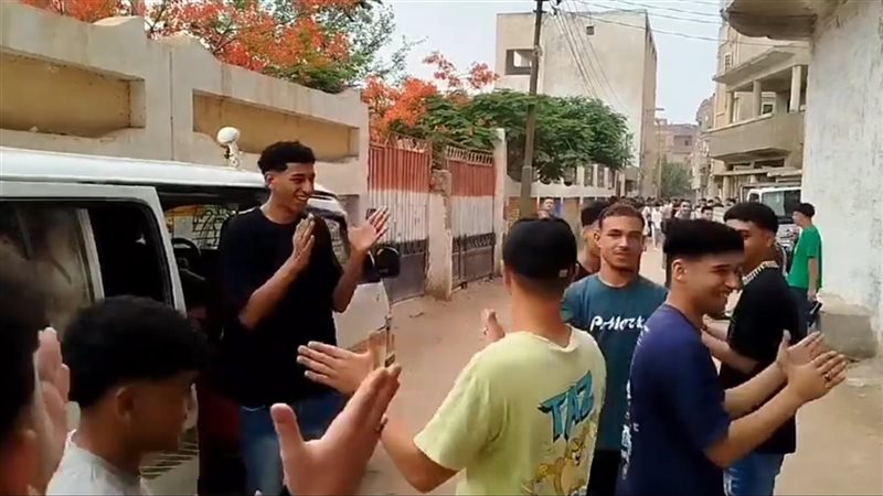 تفتيش دقيق لطلاب