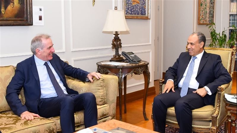 وزير الخارجية مع