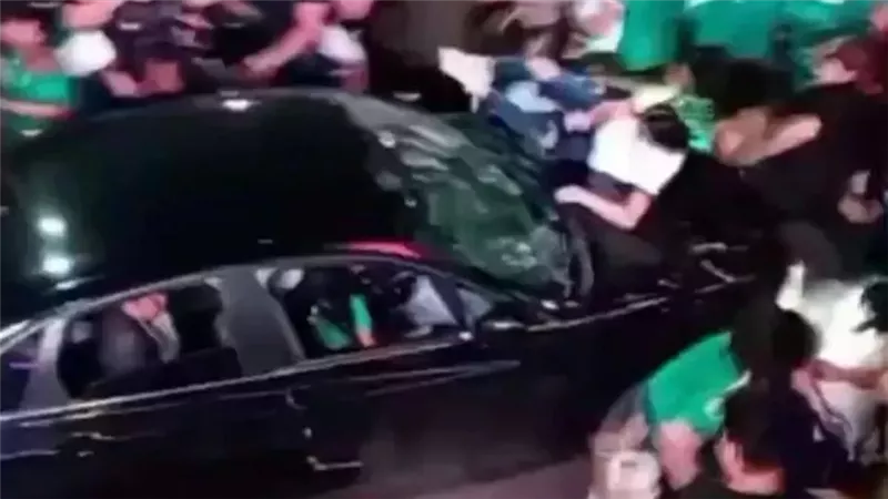 سيارة تدهس مشجعي