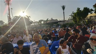 عائلات بأكملها تزين إستاد المنصورة الرياضي لتشجيع منتخب مصر أمام إيران (صور)