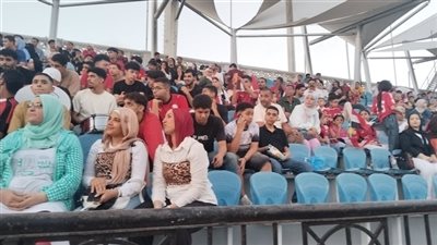 صور الرئيس السيسي تزين احتفالات الجماهير المصرية باستاد الإسكندرية 
