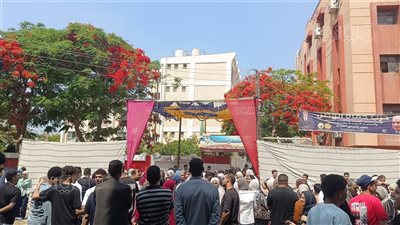 مراجعات في الدقائق الأخيرة قبل بدء امتحان اللغة العربية لطلاب الثانوية بالشرقية (صور)