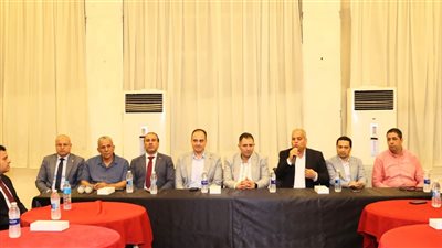 محافظ دمياط يلتقي نقباء المهن الطبية برأس البر لبحث تطوير المنظومة الصحية