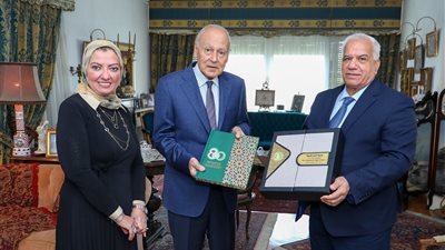 أبو الغيط يتسلم أول نسخة من كتاب 