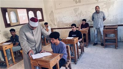 يؤدون امتحان التفسير، انتظام لجان القسم العلمي بالثانوية الأزهرية في الدقهلية دون شكاوى 