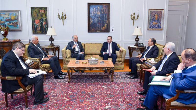 وزير الخارجية مع