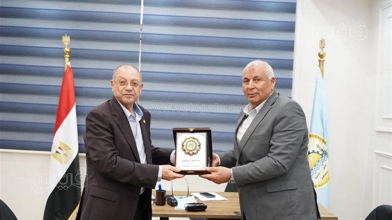 محافظ مطروح يبحث