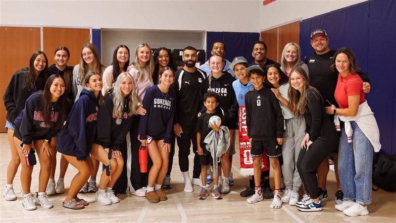 محمد صلاح مع وفد