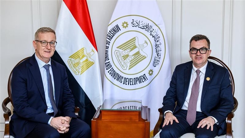 وزير التخطيط وسفير