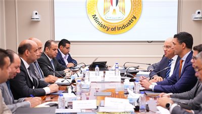 وزيرا الصناعة والعمل يبحثان زيادة الإنتاج وتوفير فرص عمل جديدة