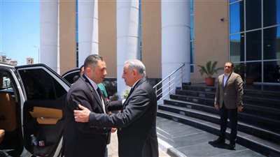 محافظ دمياط يقدم واجب العزاء لمدير الأمن في وفاة رئيس المباحث الجنائية