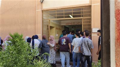 أولياء أمور طلاب الثانوية العامة ينتظرون أبناءهم أمام لجان الدقهلية (فيديو وصور) 