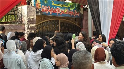 بسبب إجراءات التفتيش، تأخر دخول طلاب الثانوية العامة إلى لجان مجمع جمال عبد الناصر بالدقي (فيديو وصور)