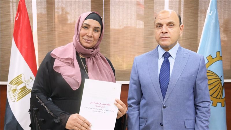 محافظ الغربية يسلم