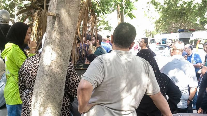 أولياء الأمور يصطحبون