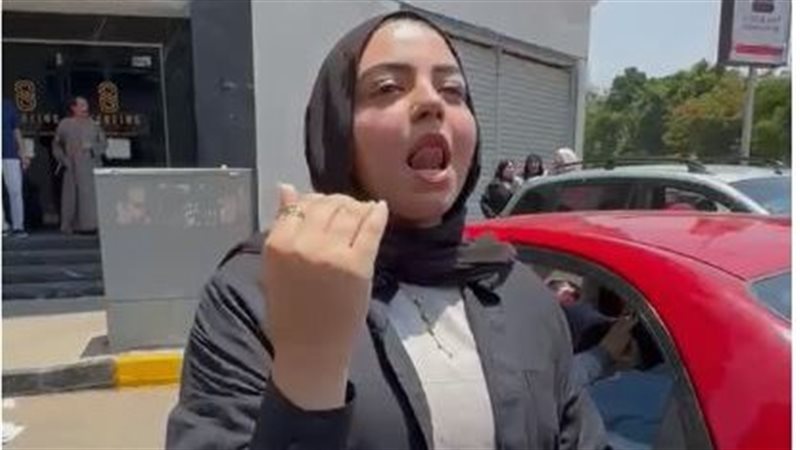 فتاة تحتلف بعيد ميلاد