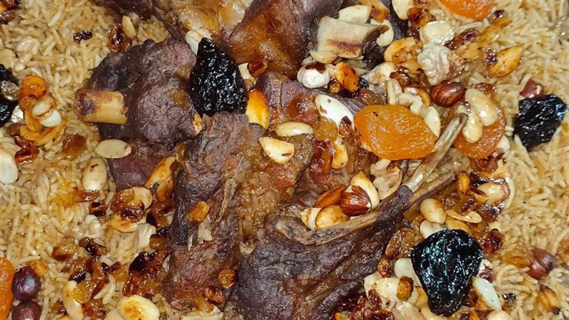 الكبسة باللحمة والمكسرات