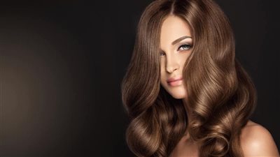 وصفة الحناء والبيض للحصول على شعر بنى ولامع