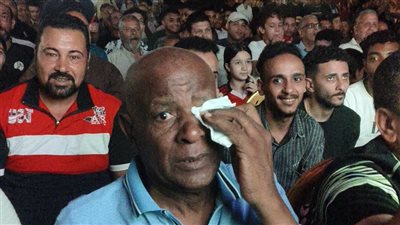 دموع الفرح على وجه الكابتن ثروت فرج لحظة إحراز الهدف الأول لمنتخب مصر