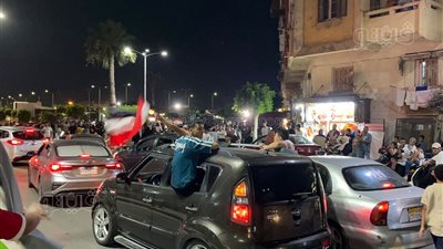 حلوى من شرفات المنازل وسيارت تجوب الشوارع، 15 صورة ترصد احتفال أهالي بورفؤاد بتأهل مصر (صور)