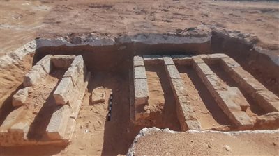الكشف عن 18 مقبرة بتصميمات معمارية متنوعة وتابوت جرانيتي ولسان ذهبي بمارينا العلمين