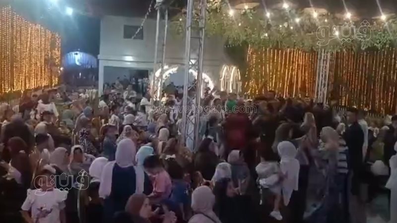 عريس وعروسة يحتفلان