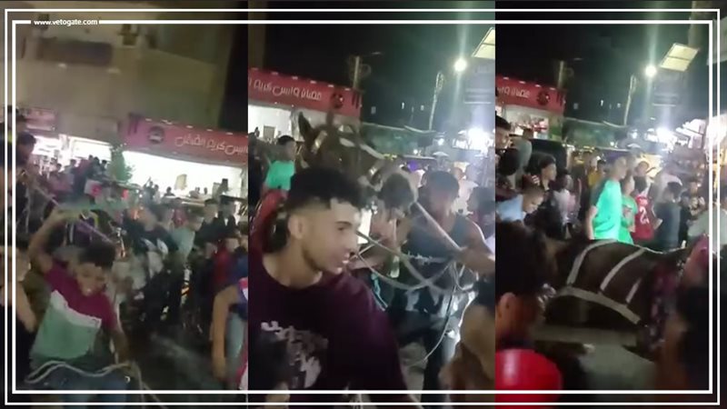 الشباب يحتفلون على