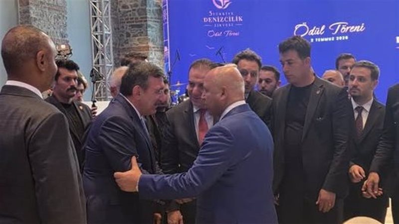 وزير النقل مع نائب