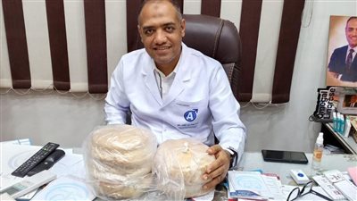 تعبيرًا عن فرحتها بعد نجاح عملية ابنها، سيدة بقنا تهدي الطبيب 