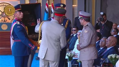 السيسي يتسلم هدية تذكارية من وزير الدفاع خلال حفل افتتاح مقر القيادة الإستراتيجية