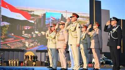 السيسي يتفقد مركز عمليات القوات المسلحة ويلتقط الصور التذكارية