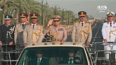 الرئيس السيسي يرتدي الزي العسكري ويتفقد مقر القيادة الاستراتيجية
