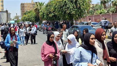 طلاب الثانوية العامة بالأقصر عن امتحان الإنجليزي: سهل وعوضنا عن الكيمياء (فيديو)   