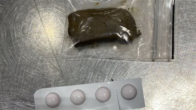 جمارك مطار القاهرة تضبط راكبًا بحوزته كمية من مخدر الحشيش وأقراص مخدرة  