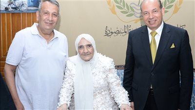 بالزي الأبيض، أكبر باحثة دكتوراه بجامعة المنصورة تحتفل 