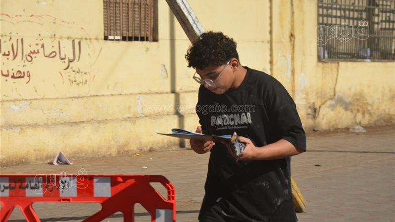 طالب يواصل المراجعة