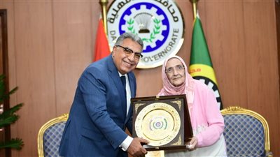 محافظ الدقهلية يكرم آمال إسماعيل لحصولها على الدكتوراه في سن الـ83 ويشيد بعزيمتها