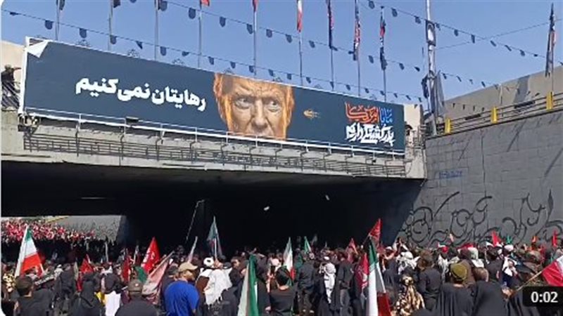 الإيرانيون يرجمون
