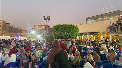 نادي أسوان يمتلئ بالجماهير لمشاهدة مباراة مصر والأرجنتين بكأس العالم (صور)