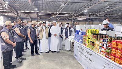 الأمين العام للهلال الأحمر الإماراتي يتفقد المركز اللوجستي بالعريش لمتابعة تجهيز المساعدات الإنسانية لغزة
