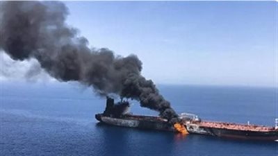 رويترز: حريق في سفينة شحن يونانية بعد إصابتها بمقذوف مجهول قرب مضيق هرمز