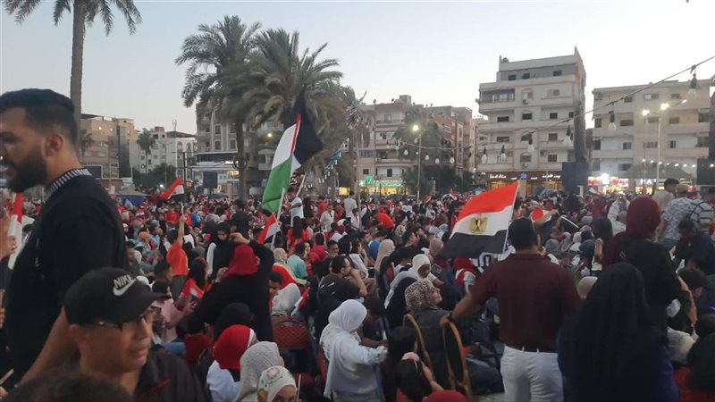 أعلام مصر تعانق علم